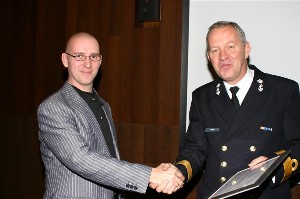 Commander Voogt (r) hands a certificate of appreciation to Mr. Erwin van Eijk for his briefing on digital forensics.

